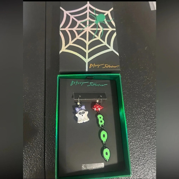 BETSEY JOHNSON Halloween Mismatched Vampire Ghost & Boo Earrings Dangle NEW NWT - Picture 5 of 5